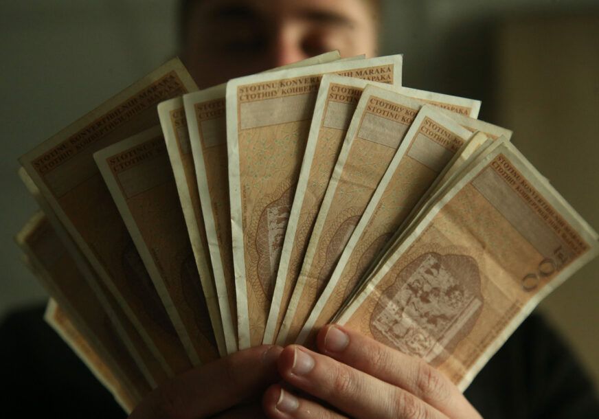 Pogledajte koliko su para dva najplaćenija radnika u BiH u džep stavila za samo mjesec dana
