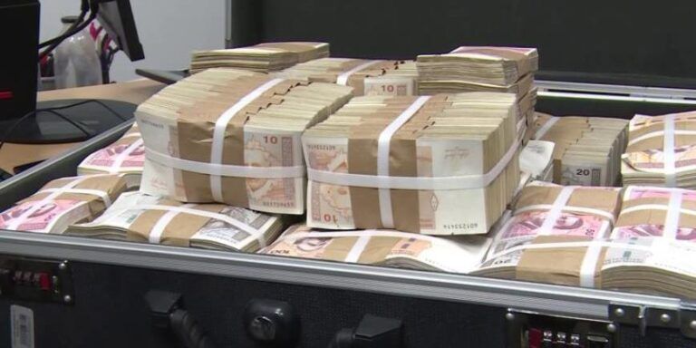 Vlada Brčko distrikta odlučila je danas da i ove godine podijeli 200.000 KM maturantima iz četiri brčanske srednje škole, rekao je šef Odjeljenja za obrazovanje Senad Osmanović.