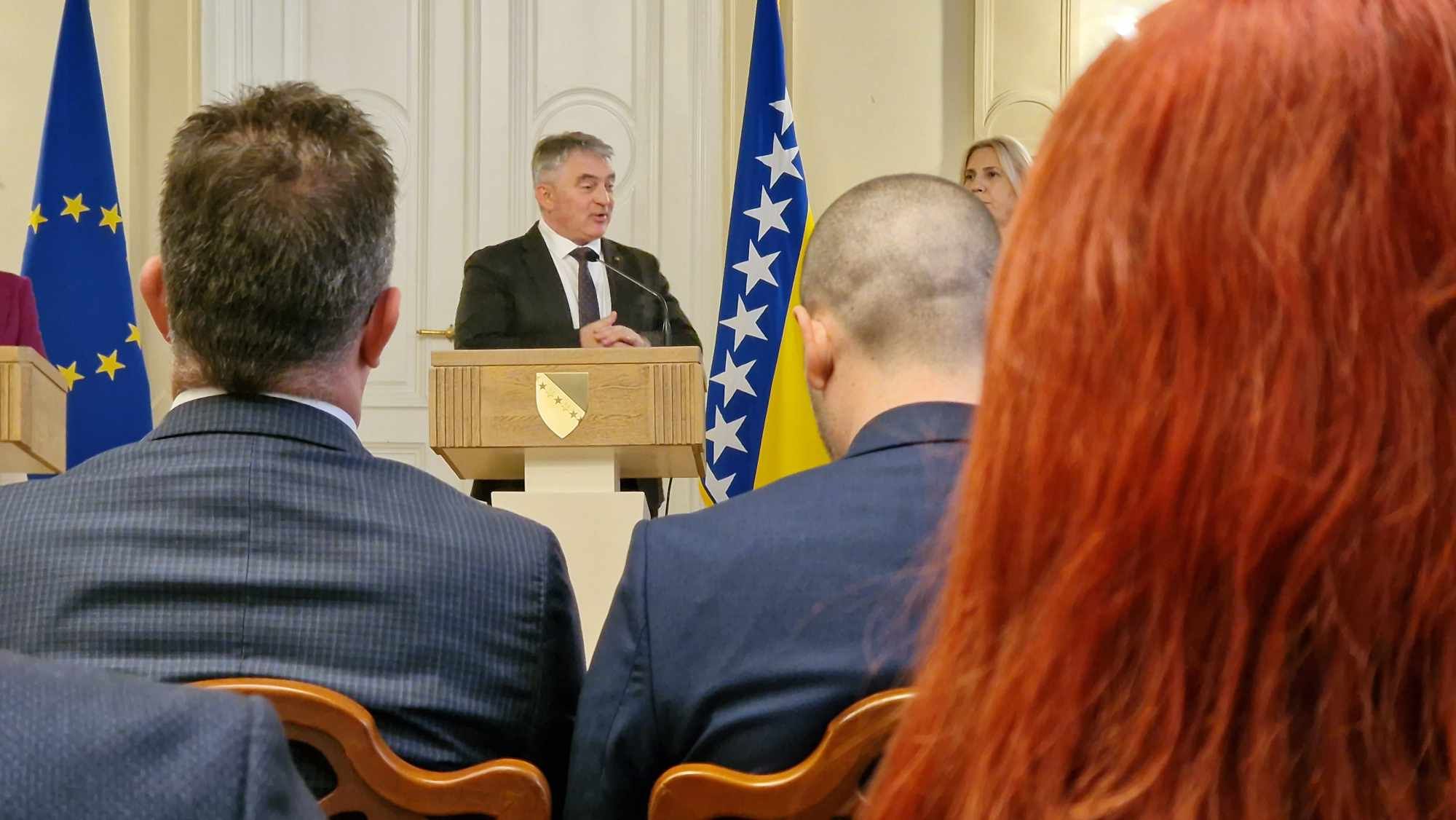 Da li je moguće da svi griješe, a da su oni upravu? Ovo je pokušaj da se uništi suverenitet BiH. Zakone koje je potpisao predsjednik RS su u suprotnosti sa Dejtonskim sporazumom. 