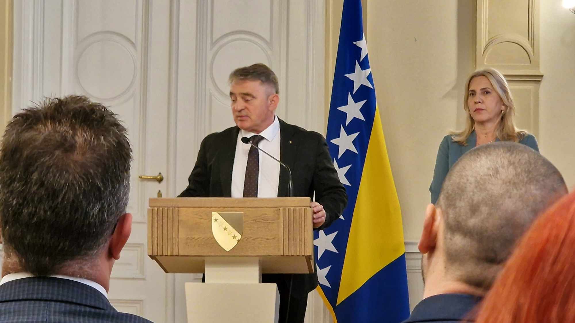 Da li je moguće da svi griješe, a da su oni upravu? Ovo je pokušaj da se uništi suverenitet BiH. Zakone koje je potpisao predsjednik RS su u suprotnosti sa Dejtonskim sporazumom. 