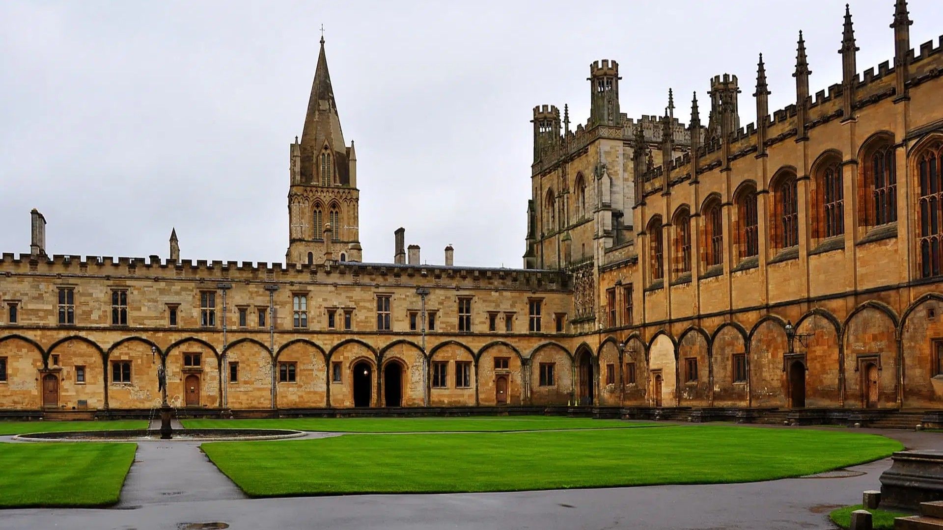 Iako ne postoji evidencija koja identifikuje osobu čiji su ostaci korišteni, radiokarbonsko datiranje procjenjuje da je lobanja stara oko 225 godina.