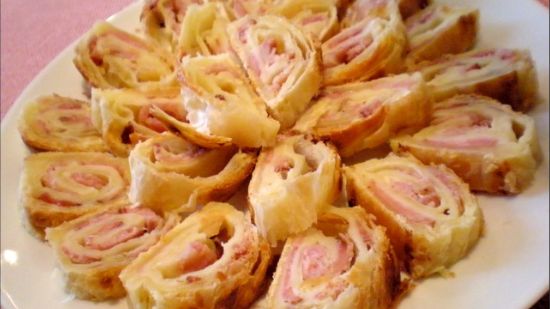 Jednostavno i praktično jelo: Pita sa sirom i šunkom