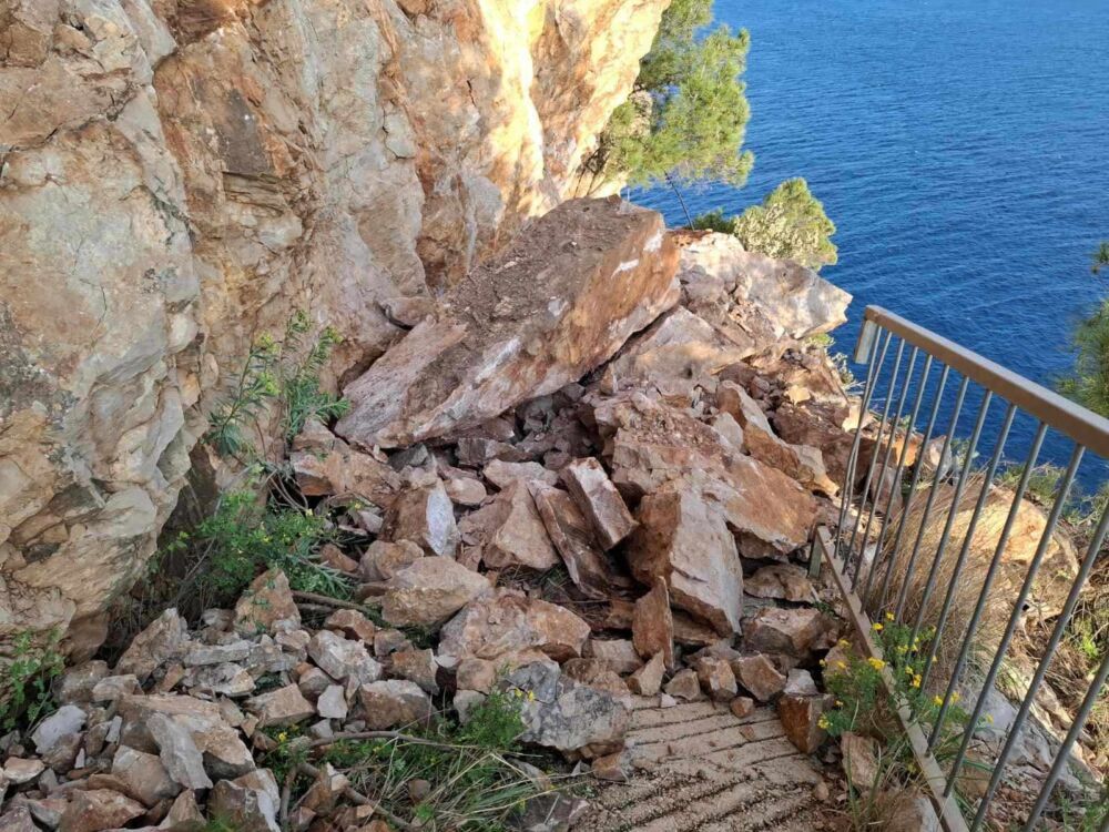 Na popularnoj plaži Pasjača u Konavlima u Hrvatskoj, koja važi za jednu od najljepših u Evropi, došlo je do odrona koji je blokirao prilaz samoj plaži. Povrijeđenih, na sreću nema.