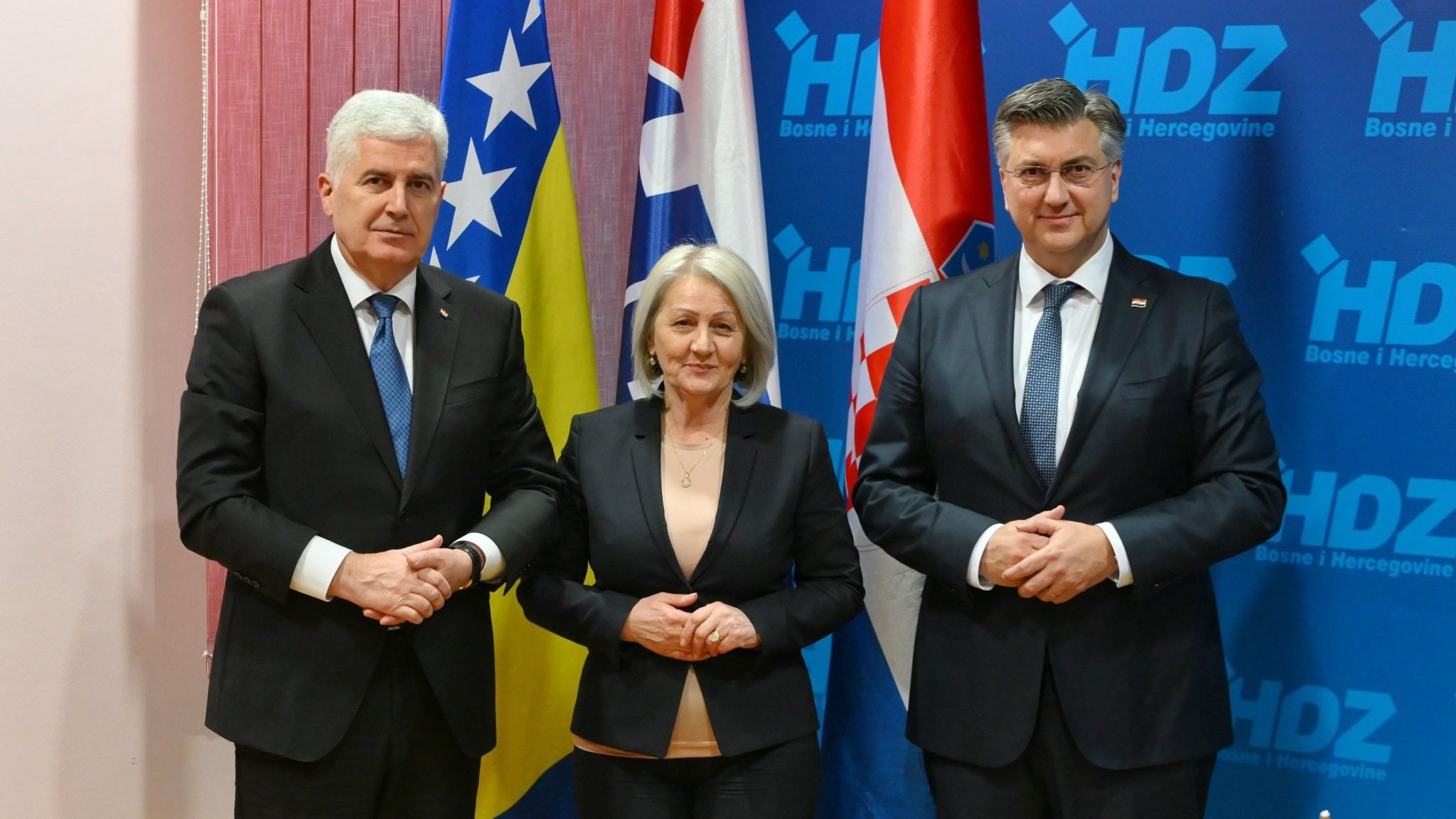 Mesić poslao znakovitu poruku Čoviću i Dodiku: Zagrljeni, tijelo uz tijelo trebaju otići iz politike