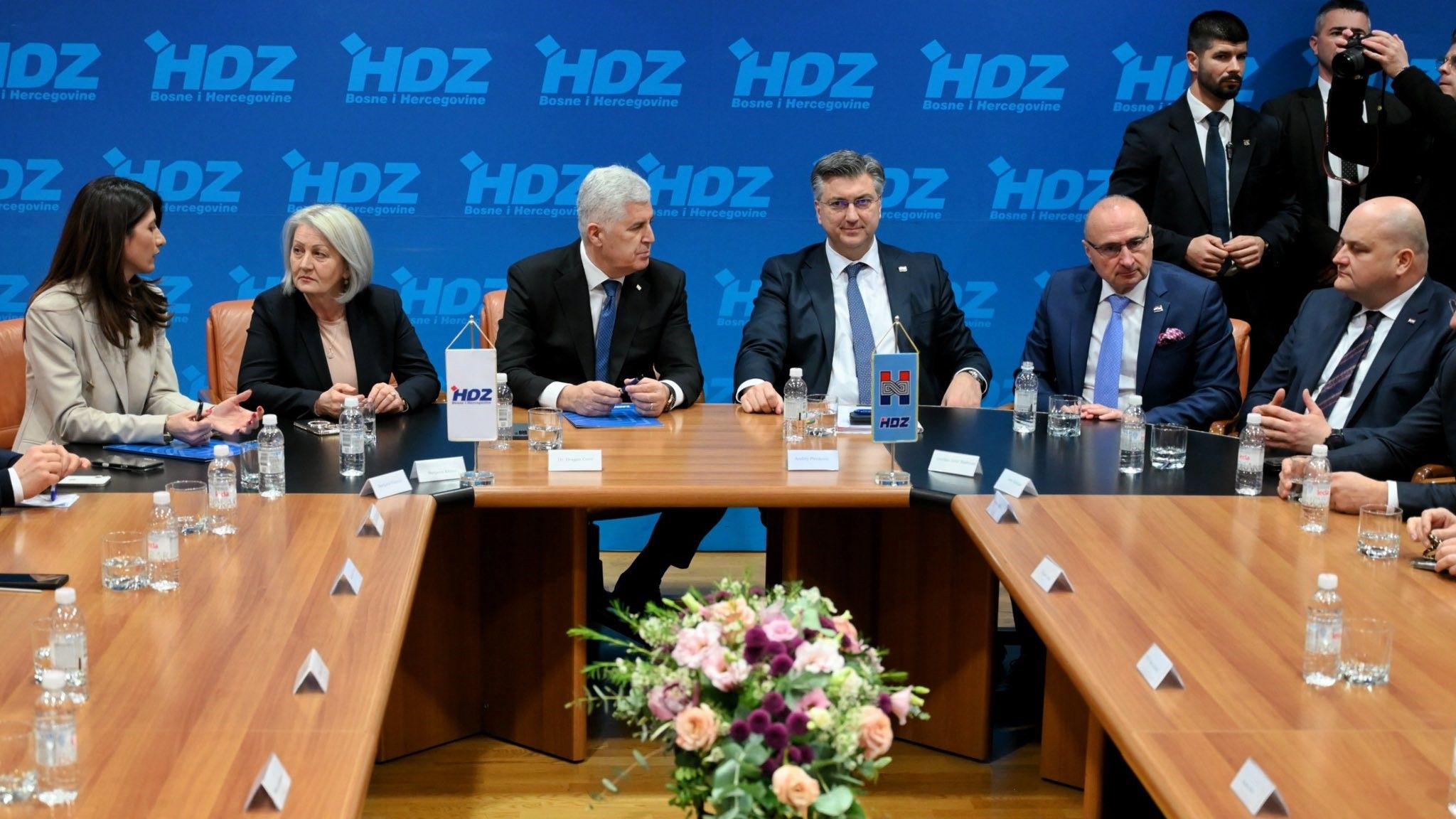 Nakon susreta s rukovodstvom HDZ-a BiH, hrvatski premijer poslao je jasne poruke