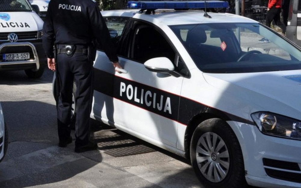 Dok je bio s djevojkom dvije osobe ga izvukle iz vozila i pretukle