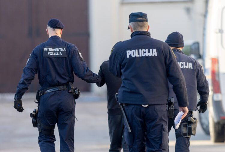 Dva muškarca uhapšena su u Zagrebu zbog sumnje da su od februara do početka aprila ukrali krali parfeme i zlatni nakit iz trgovina, vrijedne gotovo 60.000 eura. 