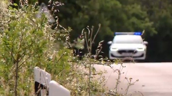 Stravična nesreća: Mladić prešao u suprotnu traku i zabio se u zaštitnu ogradu, pa se prevrnuo