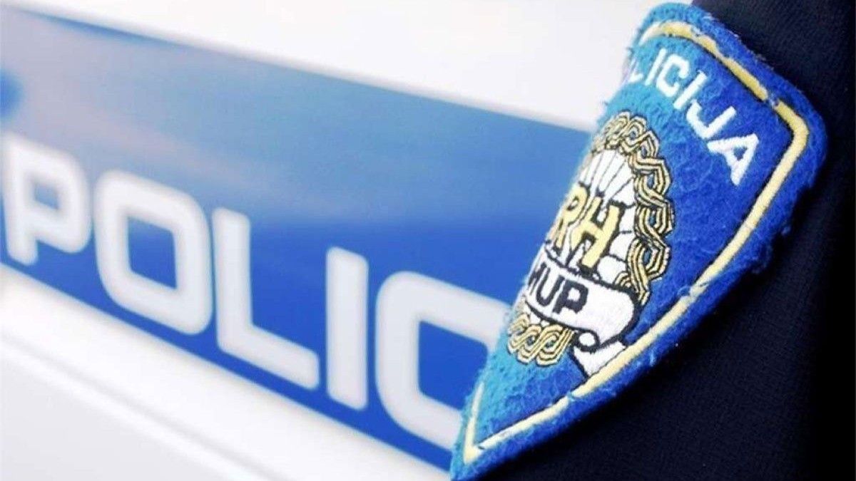 Iz još neutvrđenih razloga prešao je na suprotnu kolovoznu traku, udario u metalnu zaštitnu ogradu, zatim u znak turističke signalizacije