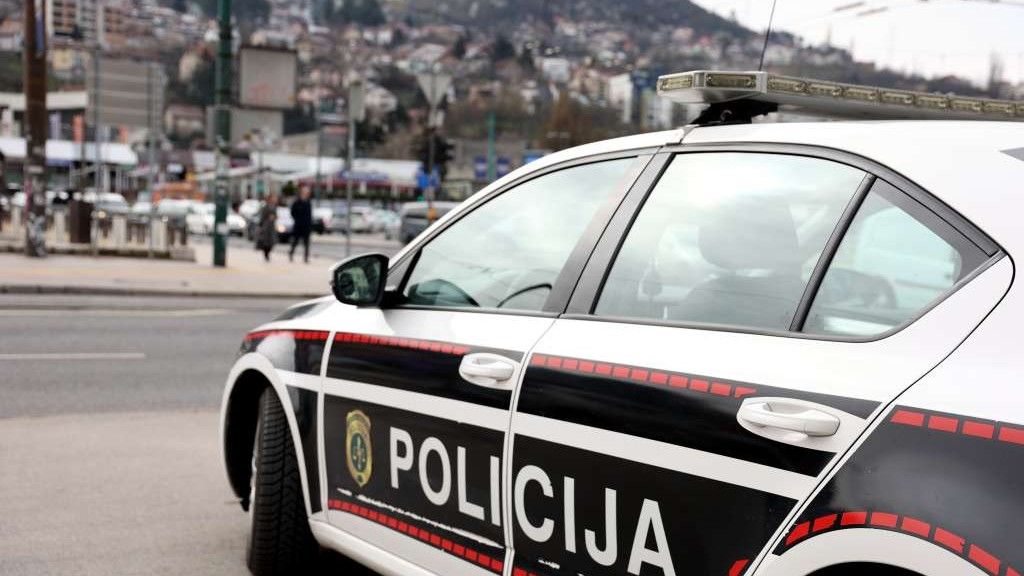 Na kolovozu raskrsnice ulica Put Mladih Muslimana-Turbe, područje općine Stari Grad, jučer u 20 sati dogodila se saobraćajna nesreća u kojoj je povrijeđen motociklista.