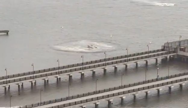 Očevici navode da je helikopter, prema svemu sudeći, počeo da se raspada još u zraku.