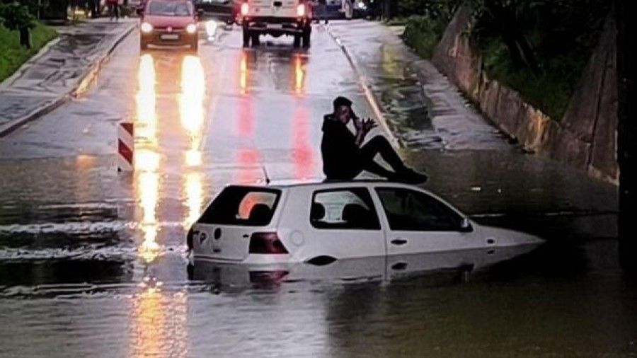 Ova lokacija već godinama predstavlja kritičnu tačku u saobraćaju, jer se podvožnjak gotovo redovno plavi prilikom obilnijih padavina
