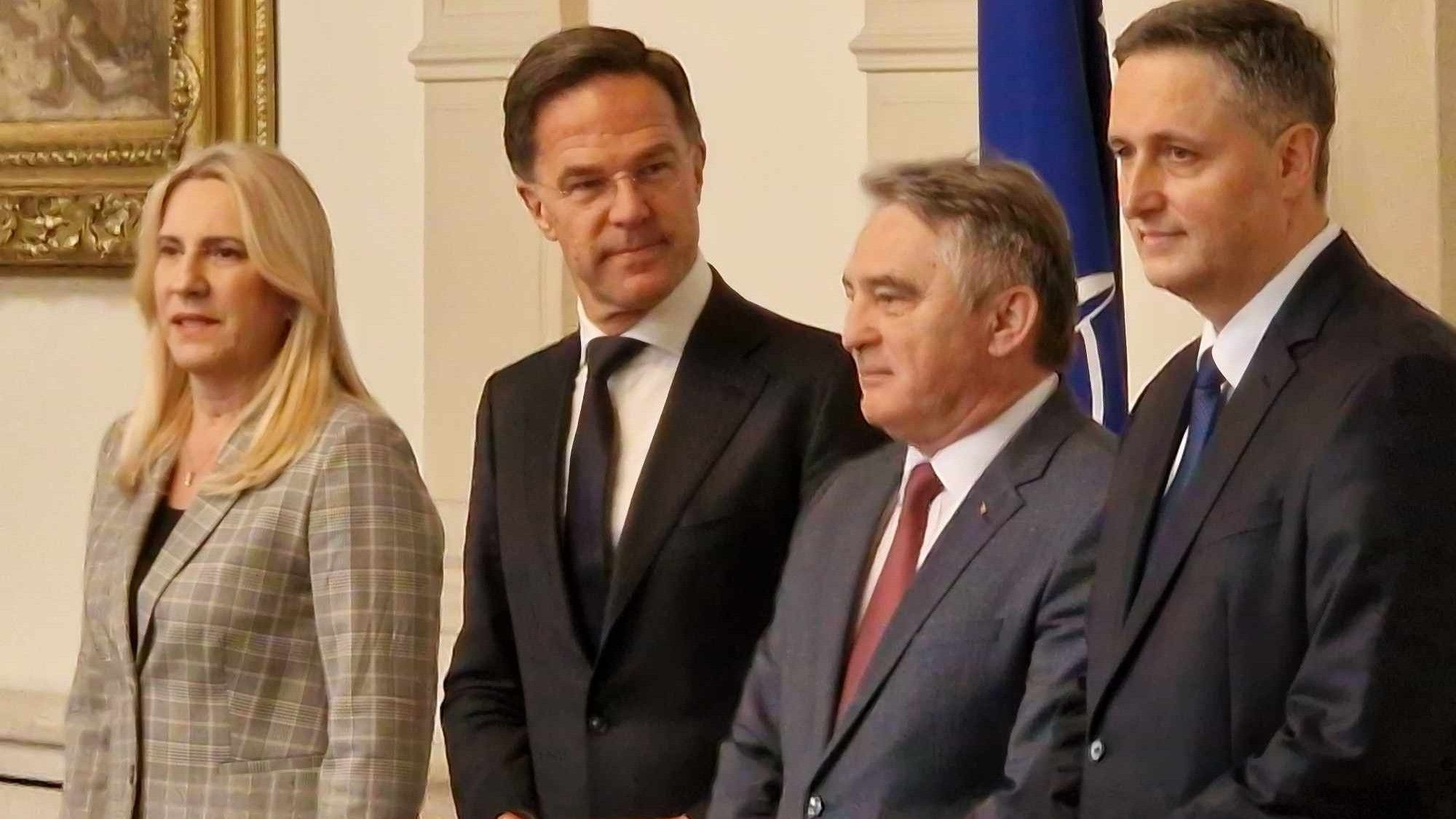 Prije mjesec dana, tačnije 10. marta, Rutte je boravio u službenoj posjeti Sarajevu kada je imao nekoliko sastanaka sa bh. zvaničnicima, a posjetio je i bazu NATO-a i EUFOR-a 