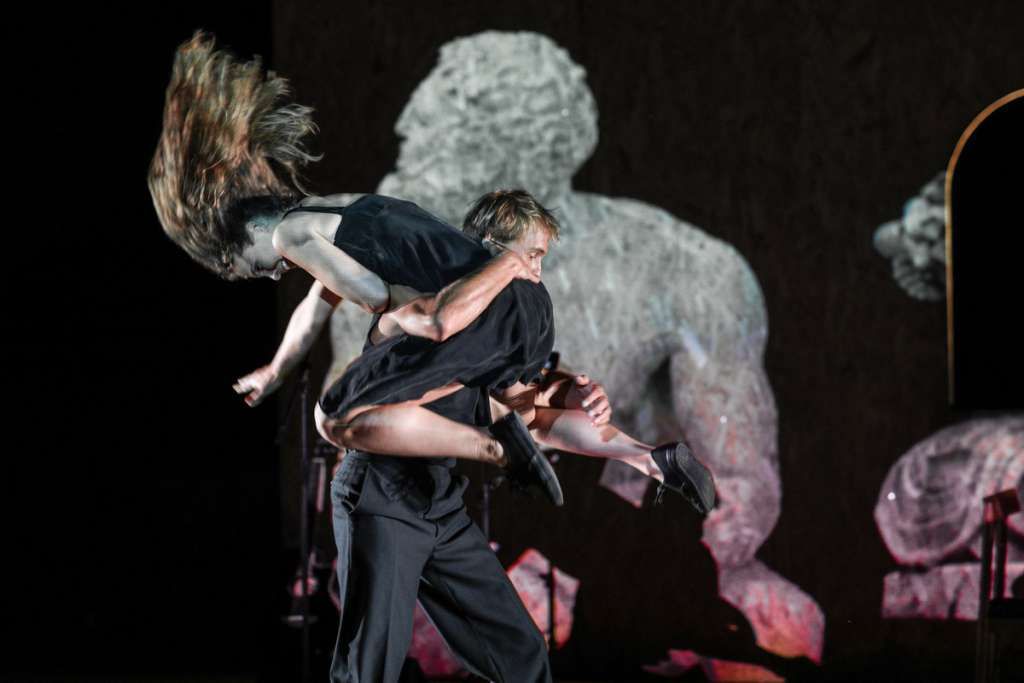 Predstava „Vidi kako Lokrum pere zube“ nastala je dramatizacijom istoimenog romana, hrvatske naučnice i književnice Ivane Lovrić Jović.