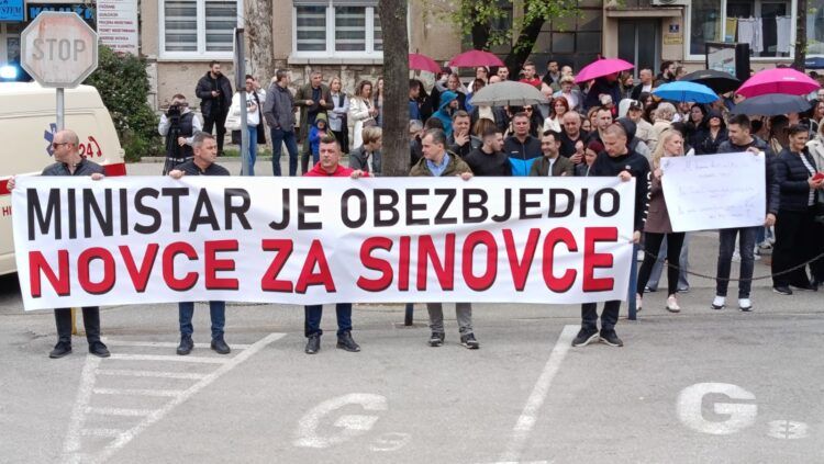 Tražimo hitnu ostavku ministra, hitnu urgenciju Vlade, premijerke i Skupštine HNK-a, da smjene ministra ili da ga natjeraju da potpiše aneks kolektivnog ugovora