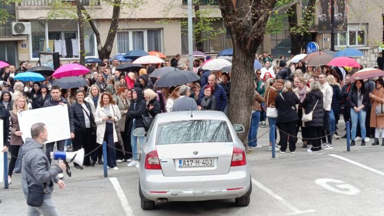 Tražimo hitnu ostavku ministra, hitnu urgenciju Vlade, premijerke i Skupštine HNK-a, da smjene ministra ili da ga natjeraju da potpiše aneks kolektivnog ugovora