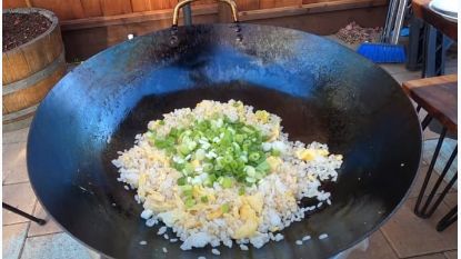 Ako imate jako malo vremena da pripremite ukusan ruča, pripremite “prženu” rižu u peći, ne samo da će proizvesti jelo fantastičnog okusa već će tekstura riže ispasti savršeno