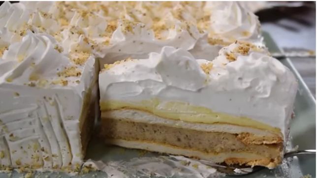 Puslica torta je desert koji se spremao za posebne prigode. Sastoji se od biskvita, žute i smeđe kreme te šlaga. Međutim, ono što je posebno ističe su njene lagane i pjenastog bisk