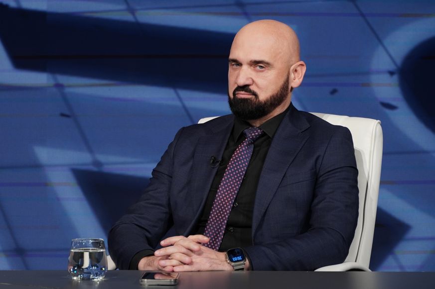 Komentarišući trenutne politčke odnose u oba entiteta ministar Ramo Isak gostujući na 'Hayatu' potvrdio je da on kontroliše parlamentarnu većinu u FBiH, a da je najveći naprijatelj