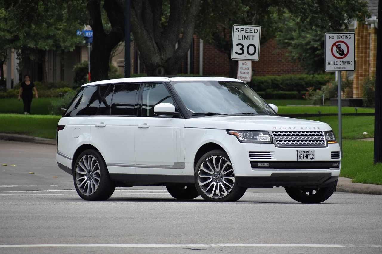 Jaguar Land Rover (JLR) je objavio da će privremeno obustaviti isporuke vozila u Sjedinjene Američke Države zbog novih carinskih uslova.