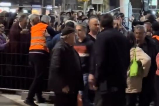 Dok je predsjednik Srbije Aleksandar Vučić govorio s bine, veća grupa prisutnih pokušala je da napusti ograđeni prostor, ali im to obezbjeđenje nije dozvoljavalo.