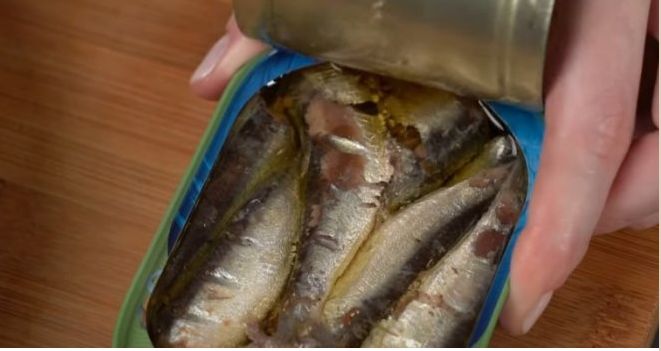 Naredni  put kad je na tvome meniju riblja konzerva – sardine, tune, morskih plodova, skuše ili neke druge ribe svakako iskoristite ulje u kojem je riba odležala