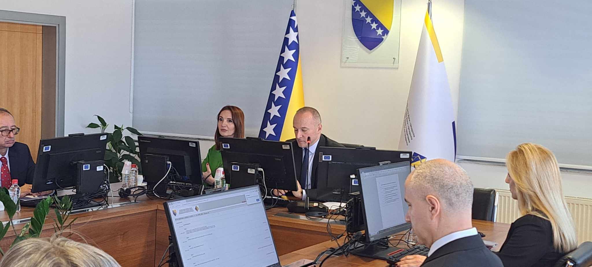 Na pauzi sjednice, Bogunić je održao sastanak s visokim predstavnikom u BiH Christianom Schmidtom