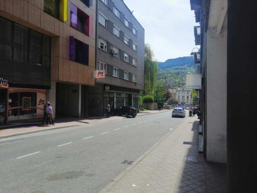 Saobraćajna nezgoda u sarajevskom naselju: Automobil se zabio u izlog ugostiteljskog objekta