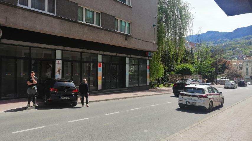 Kako se sa fotografija može vidjeti, nije bilo gužve u saobraćaju te je nepoznato kako je došlo do ove nezgode