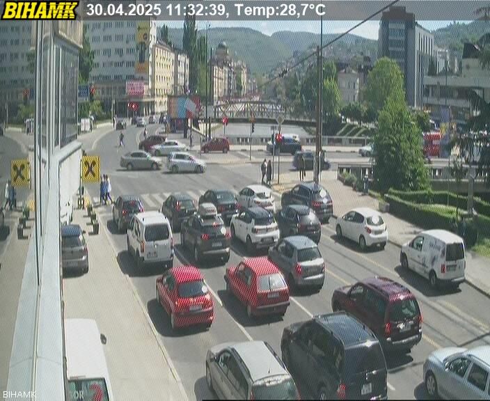 Vozačima se savjetuje oprez, strpljenje i praćenje aktuelnih informacija o stanju na cestama.