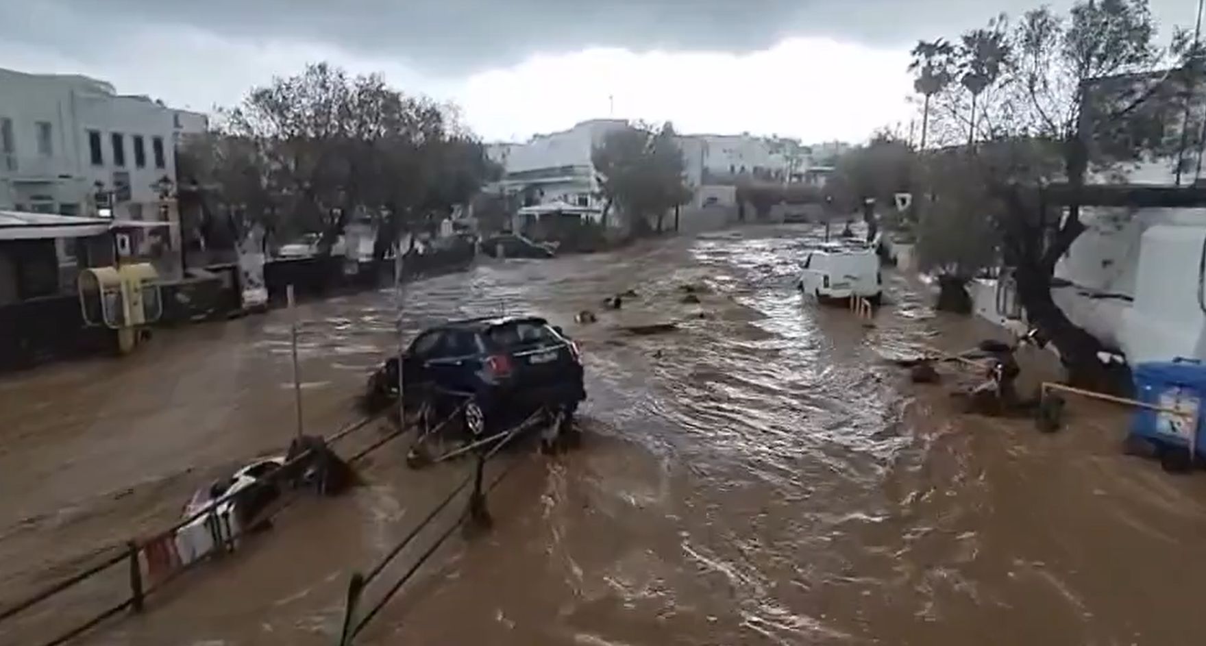 Agencija za civilnu zaštitu savjetovala je stanovnicima da ne napuštaju svoje domove zbog opasnosti od daljnjih padavina. 