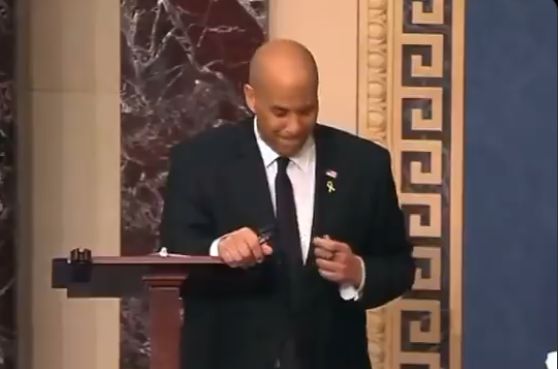 Tokom utorka, Booker je dobijao pomoć od demokratskih kolega, koji su mu dali pauzu od govora i postavljali mu pitanja.