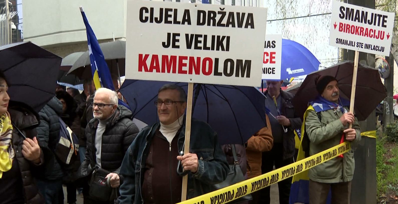 Protesti ispred Parlamenta FBiH: Brojni su problemi, evo šta su nam kazali građani
