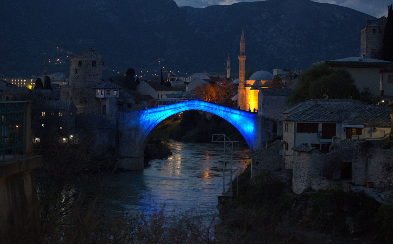 Stari most i Kosača večeras u plavoj boji u znak podrške osobama s autizmom