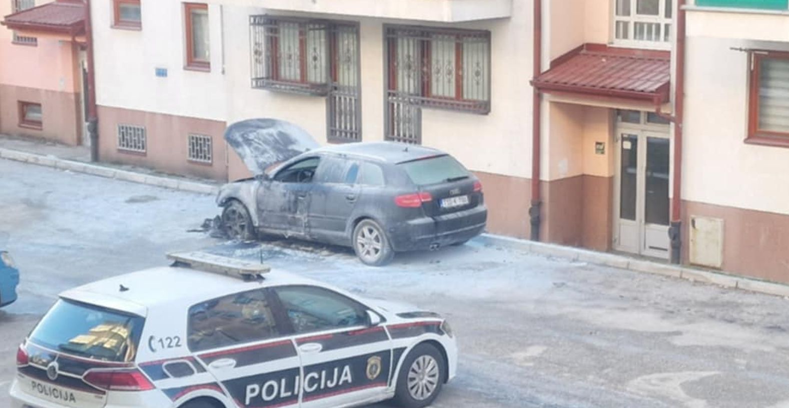 Nakon što je vozilo Audi A3 zapaljeno, vatra se proširila na drugo parkirani Porsche Cayenne. 