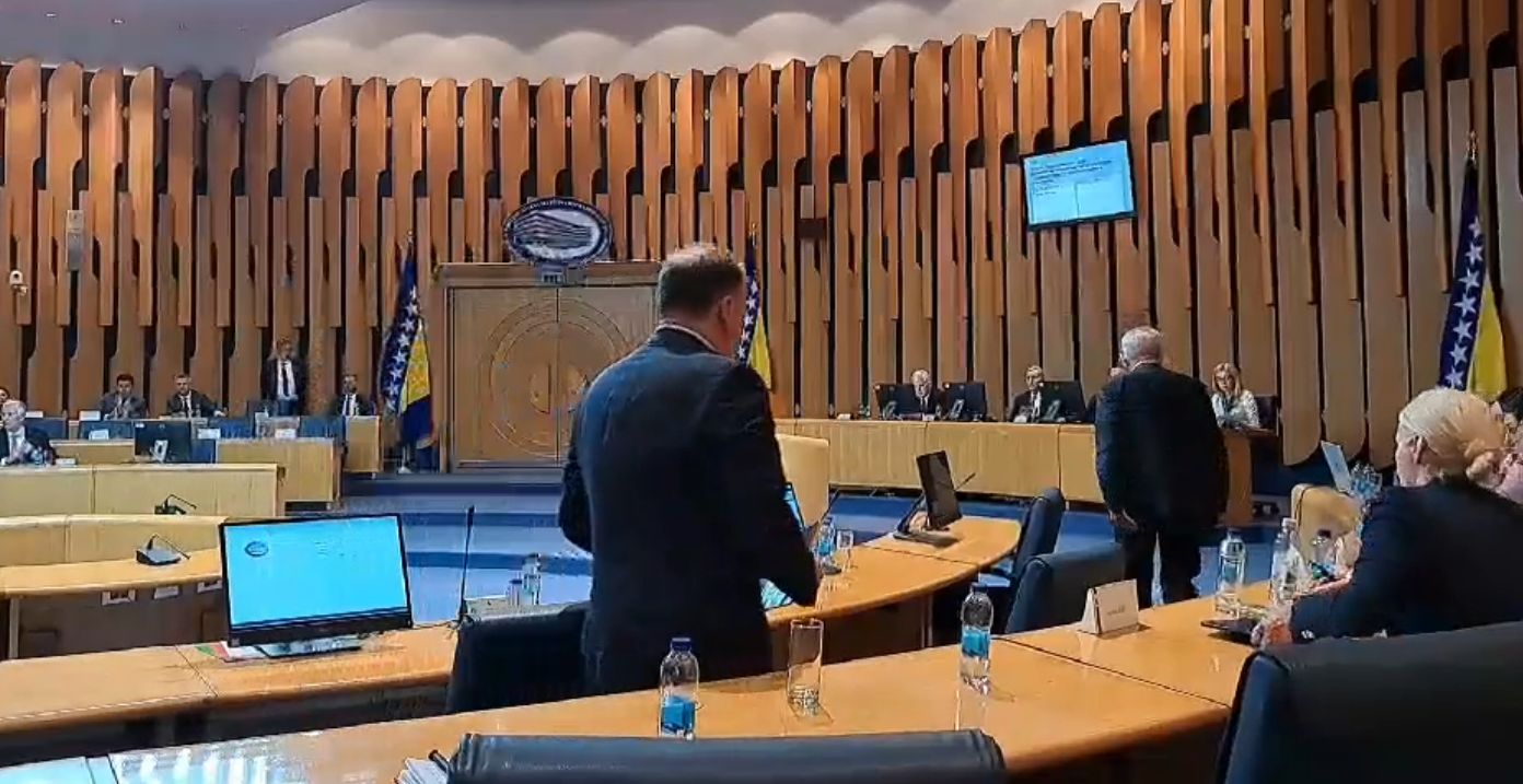 Klub Bošnjaka ne želi raspravljati o prijedlogu izmjena Izbornog zakona BiH po mjeri HDZ-a, dok se prvo ne raspravi o smjeni kadrova SNSD-a s prethodne sjednice