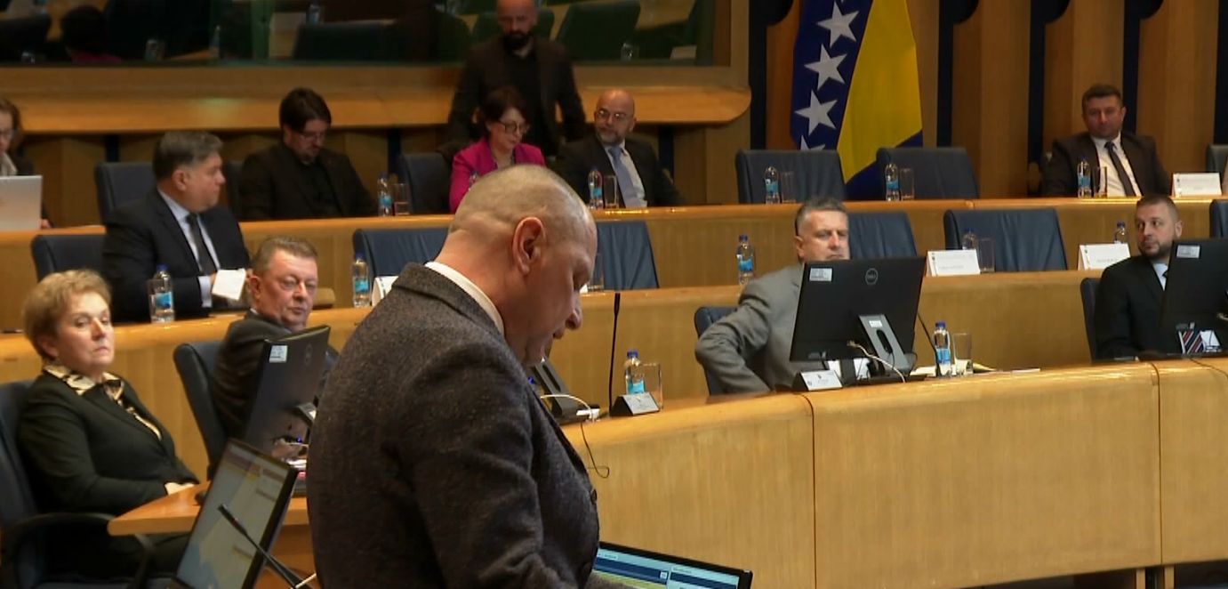 Završena je tako što su je napustili delegati Kluba Bošnjaka, koji ne žele raspravljati o prijedlogu izmjena Izbornog zakona BiH po mjeri HDZ-a