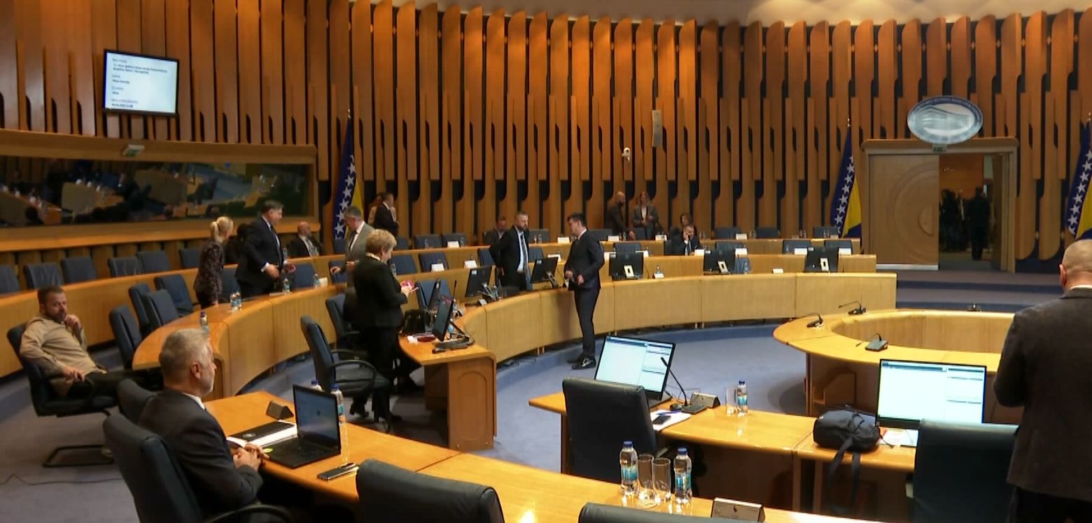 Završena je tako što su je napustili delegati Kluba Bošnjaka, koji ne žele raspravljati o prijedlogu izmjena Izbornog zakona BiH po mjeri HDZ-a