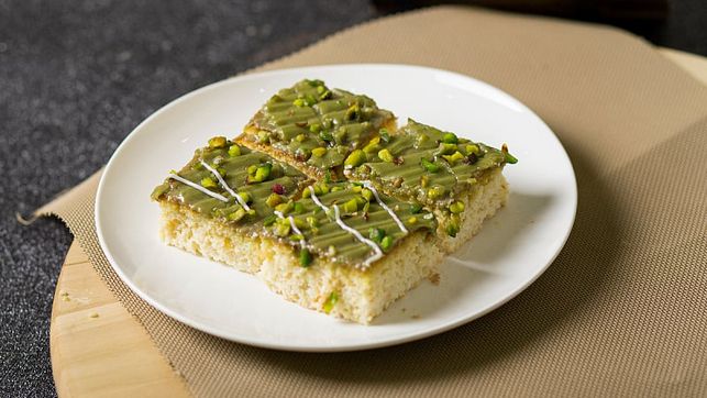 Pomiješajte brašno i prašak za pecivo i i dodajte u smjesu od jaja i nastavite mutiti najmanjom brzinom