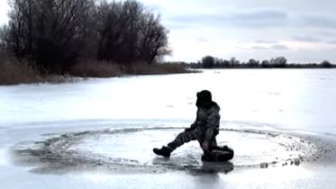 Kako drugačije objasniti to što je uzeo motornu testeru, isjekao veliku rupu u ledu nasred rijeke a onda stavio motor za čamac u nju i napravio vrtešku