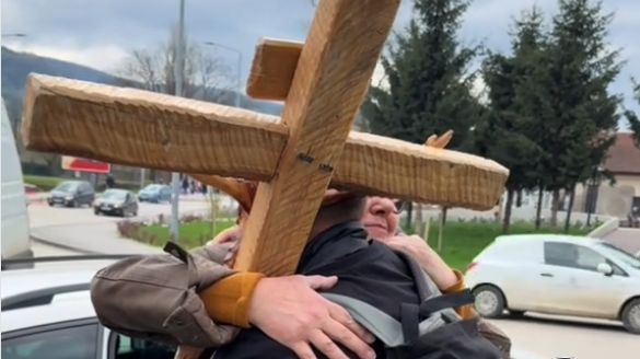 Ja sam hodočašnik mira i nosim ovaj križ za sva tri naroda u BiH, rekao je Josip nedavno ekipi Hayata