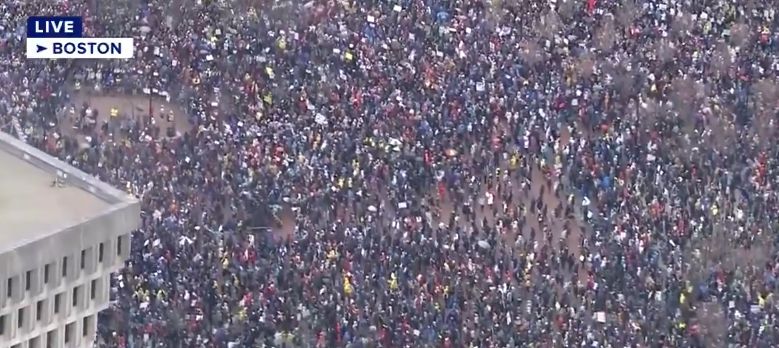 Tokom ljudske historije, autoritarci nikada nisu bili zadovoljni moći koju imaju, pa testiraju granice, pomiču granice, krše zakone, rekao je Frost