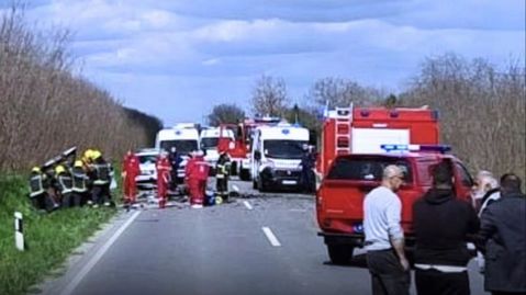 Veliki broj vatrogasaca okupljen je oko jednog vozila koje je nakon sudara sletio sa puta