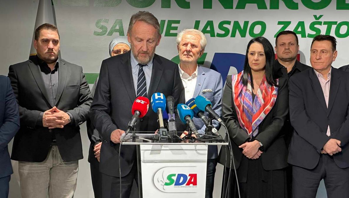 Što se tiče Ustava RS, kako kaže Izetbegović, pokušat će eliminisati Hrvate i Bošnjake u smislu djelovanja u RS