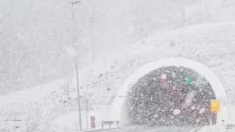 Danas je snijeg zabijelio Karaulu kod Kaknja koji podsjećaju na zimu a ne na proljeće koje je davno nastupilo