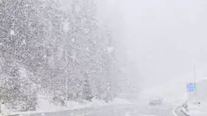 Danas je snijeg zabijelio Karaulu kod Kaknja koji podsjećaju na zimu a ne na proljeće koje je davno nastupilo
