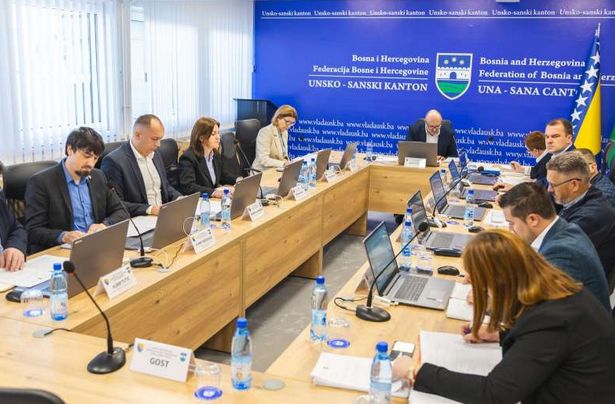 Pravo na ovu podršku imaju roditelji s prebivalištem na području ovog kantona, a isplatu će vršiti centri za socijalni rad na osnovu podnesenih zahtjeva.