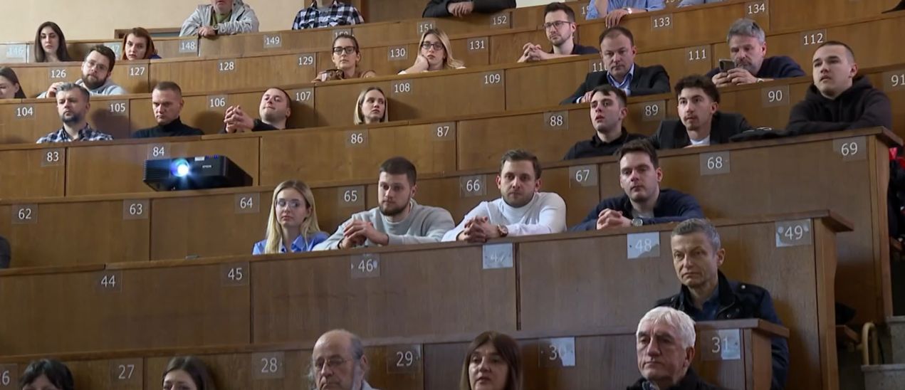 Iza njega su mnogobrojna predavanja i naučna priznanja kao i mnoštvo uspješnih operacija i spašenih života...