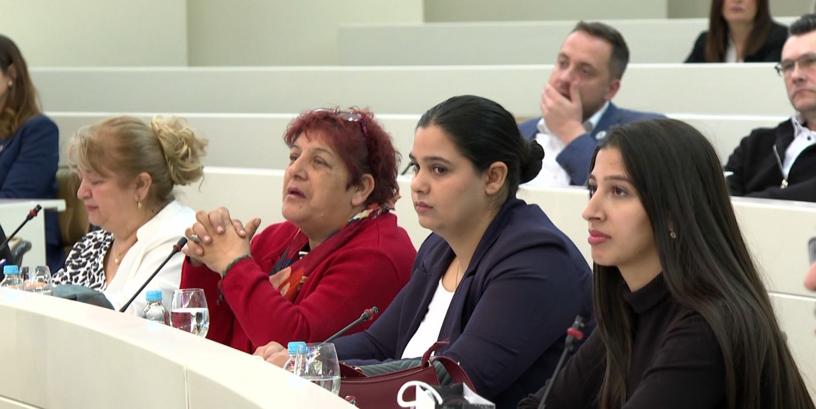 Romi su na marginama društva u našoj zemlji. Ipak neupitnom voljom pokušavaju postaviti temelje za bolju budućnost. Obrazovanje je ipak, najjači alat. 