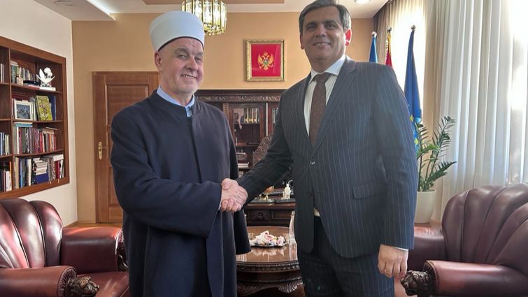 function r(){if(it(n),n.value===Hm){let o=null;throw new D(-950,o)}return n.value}